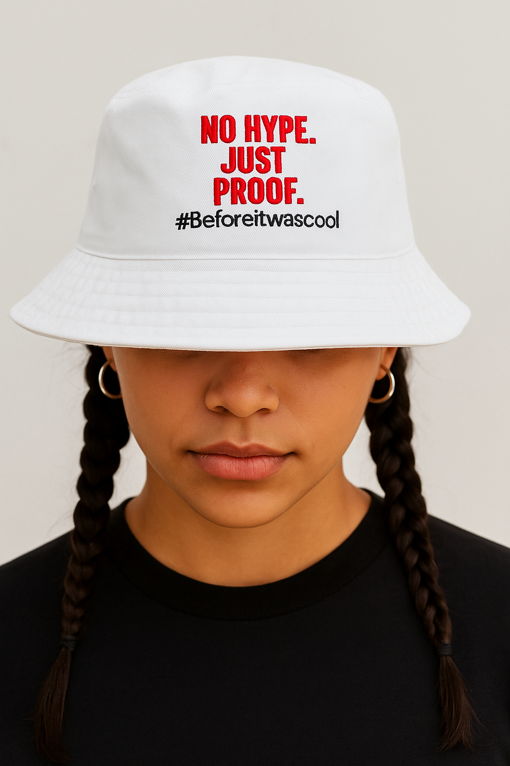 Junge Frau mit weißem Bio-Bucket Hat mit dem Statement „No Hype. Just Proof.“ – Teil der Frauenfußball-Kollektion, nachhaltige Streetwear für starke Spielerinnen. House of Goal LineUp Label fischerhut empowrment Kollektion