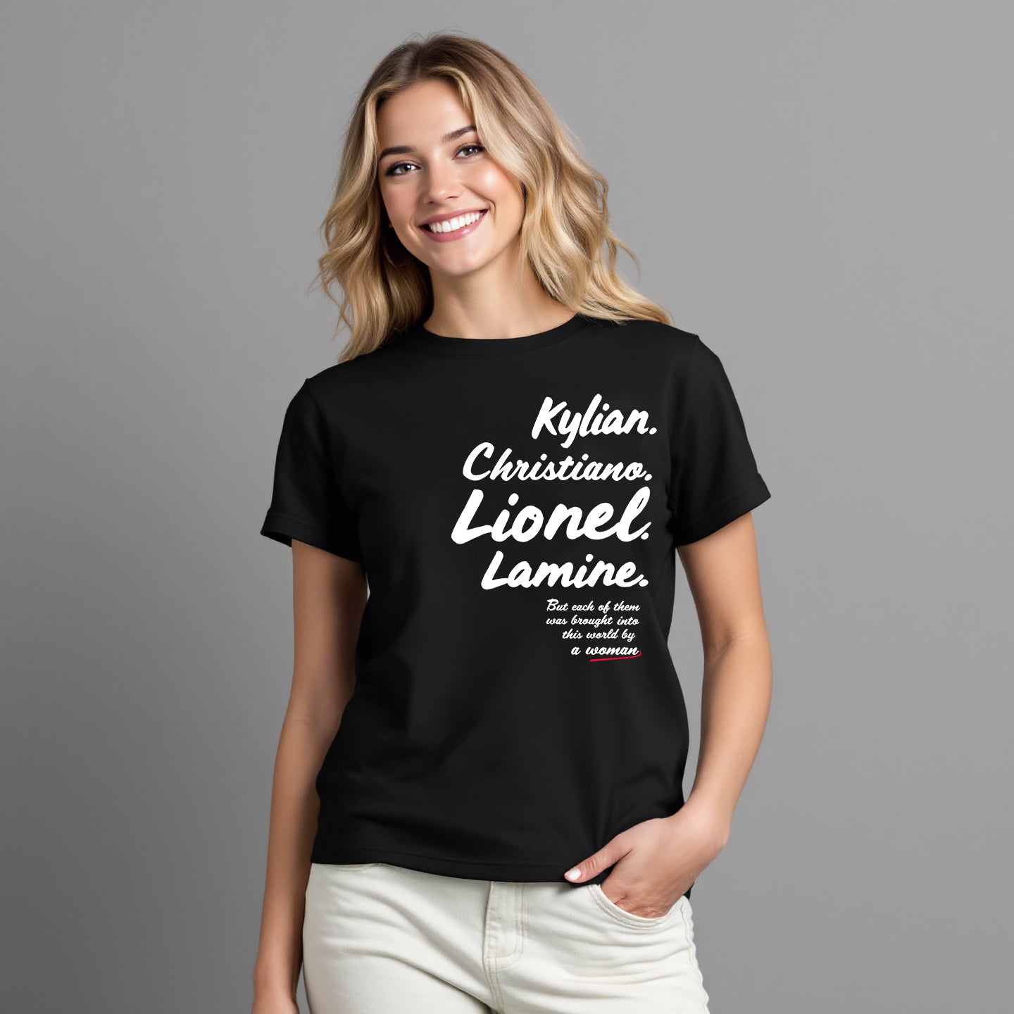 Frau trägt schwarzes T-Shirt mit Aufdruck: Kylian, Christiano, Lionel, Lamine – inspiriert vom Frauenfußball, Lineup Label Kollektion
